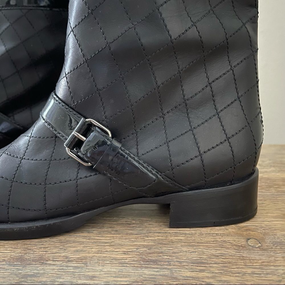 CHANEL black quilted Pull on Patent Leather boots - Picture 4 of 13